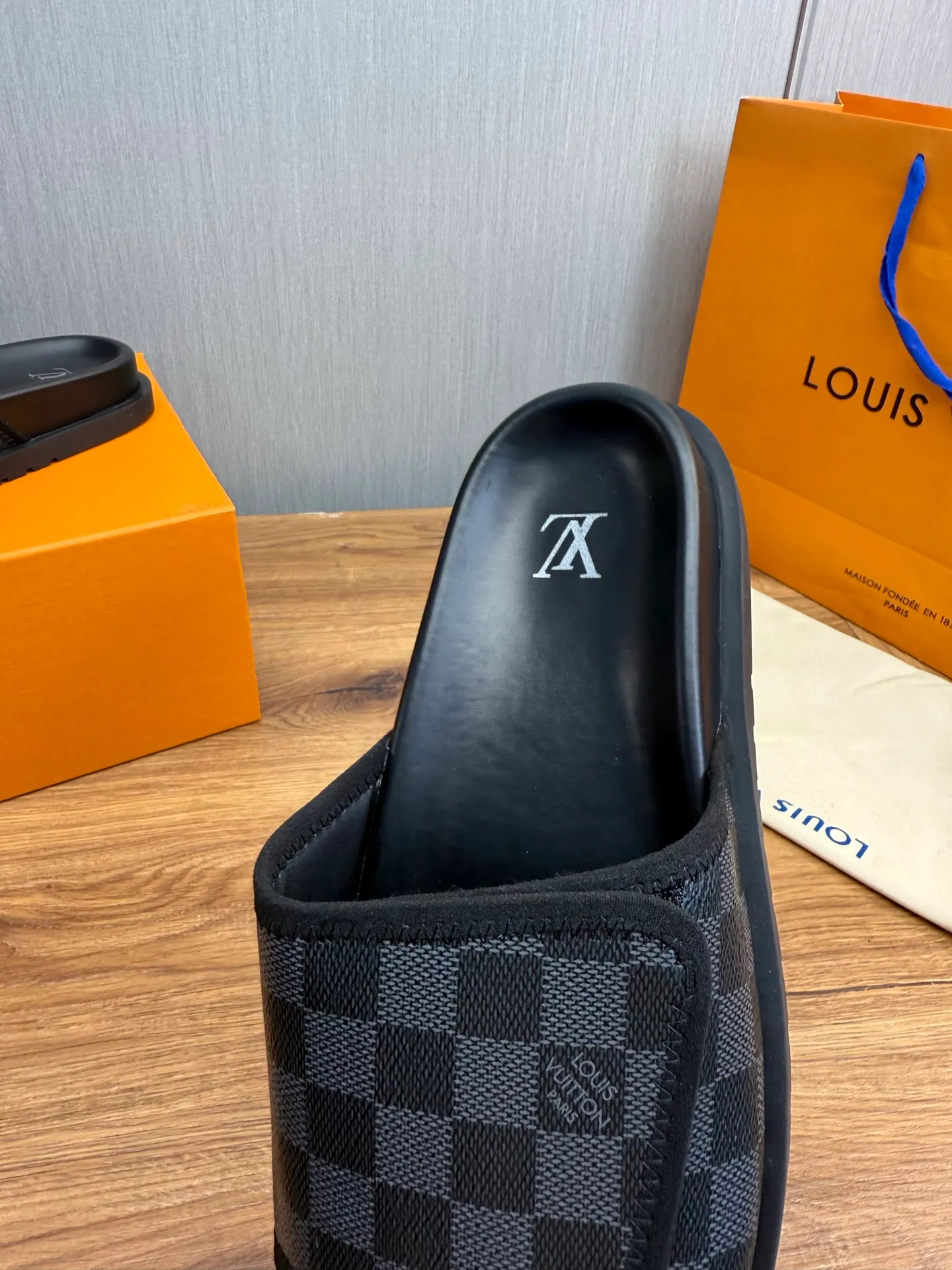 Men's shoes 💰340💰 ▪️LV's popular Little Red Book popular slippers hot sale: 1 shipment✅ Super textured and comfortable slippers, original TPU outsole. Authentic counter box drawer box packaging 🎁Size 38-45